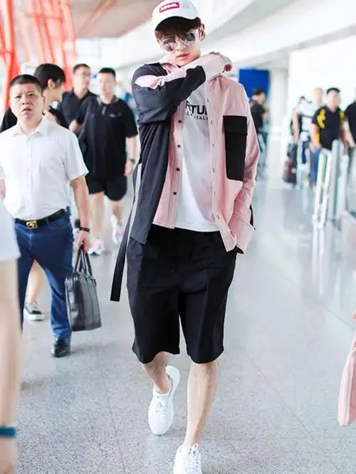 张云龙真会玩,粉色衬衫上贴两块黑布,却不如靳东抢眼!