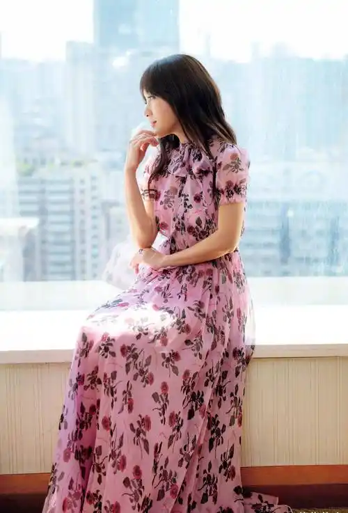 一把年纪还"装美",杨钰莹太不害臊,穿粉色裙子动作很僵硬_显得_领口处