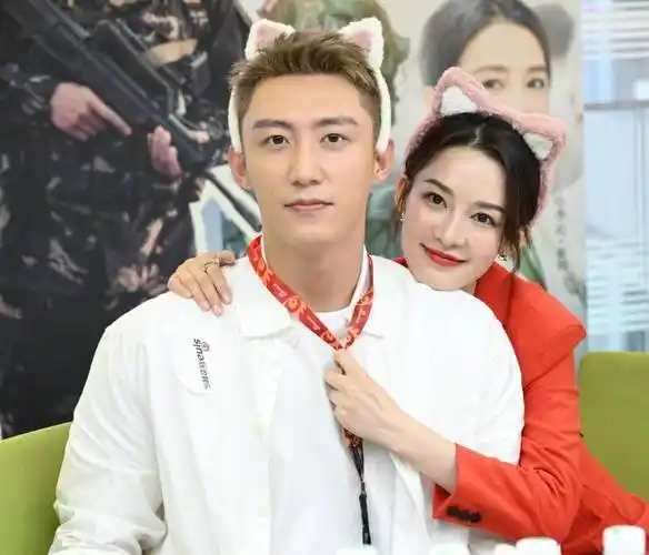 黄景瑜出镜单手抱李沁,李沁的巴掌腰超抢镜,真实腰围更让人看愣_身材