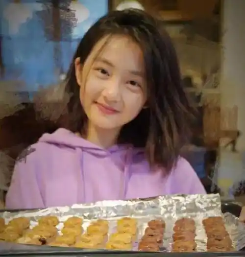 黄磊大女儿多多晒近照,健身运动秀肌肉身材,田亮女儿要怎么比?