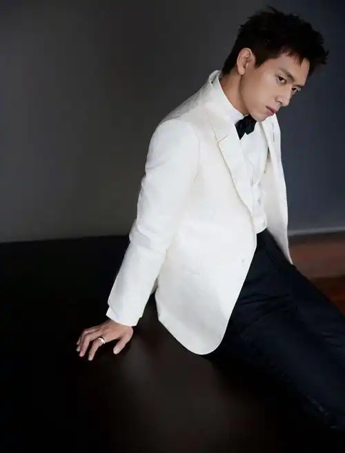 李现绅士型格上演西装杀眼神深邃举手投足尽显矜贵气质