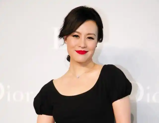 邬君梅罕见晒动态,素颜出镜状态别有韵味,至今55岁没生孩子