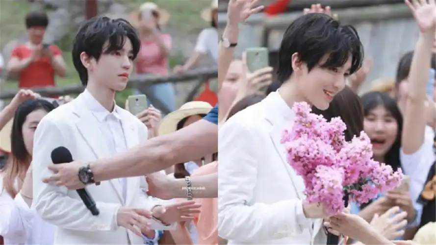 王俊凯白西装拿鲜花现身魂穿求婚现场,一举一动引迷妹尖叫