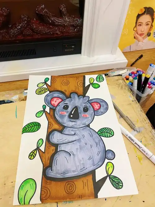 先把树袋熊画出来再画出树木树枝和叶子95适合4-6岁的小朋友画哦!