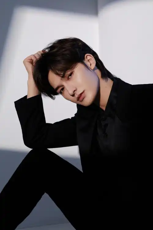 sohufashion·星鲜事##朱正廷亮相华表奖红毯##朱正廷华表奖帅气孕屯