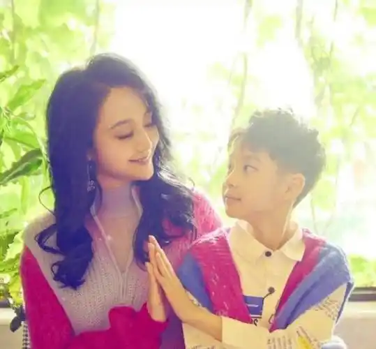 原创曹颖罕晒全家福辟谣女儿传闻并拒绝再生10岁儿子已长成大帅哥