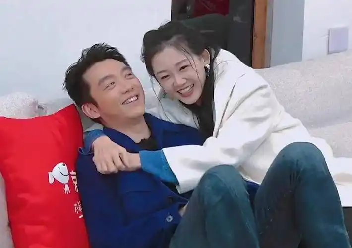 郑恺气哭苗苗,神表情在线哄老婆,标准答案立刻让老婆喜笑颜开_节目