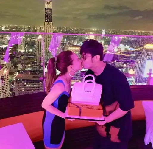 甜skr人周杰伦分享与昆凌亲吻照为爱妻庆生