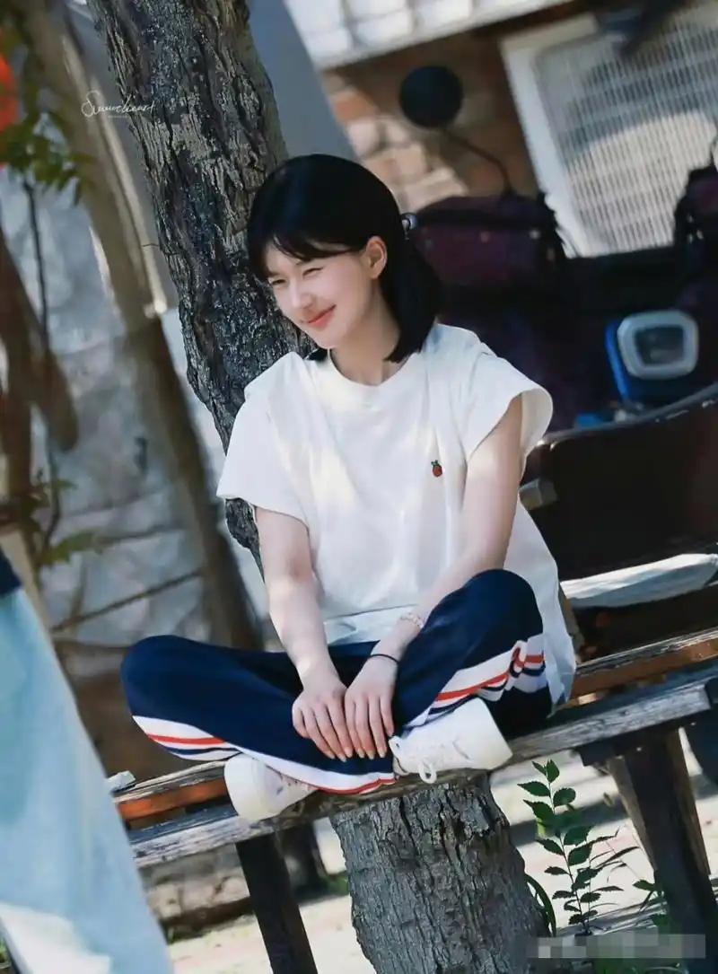 直接梦回高中校园女主了,感觉出演电影版许妍的赵丽颖压力大了许多呢