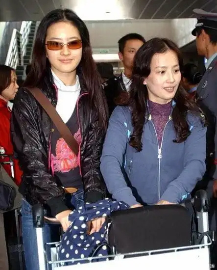 【转载】 刘亦菲与干爹陈金飞秘照 关系亲密搂腰过马路