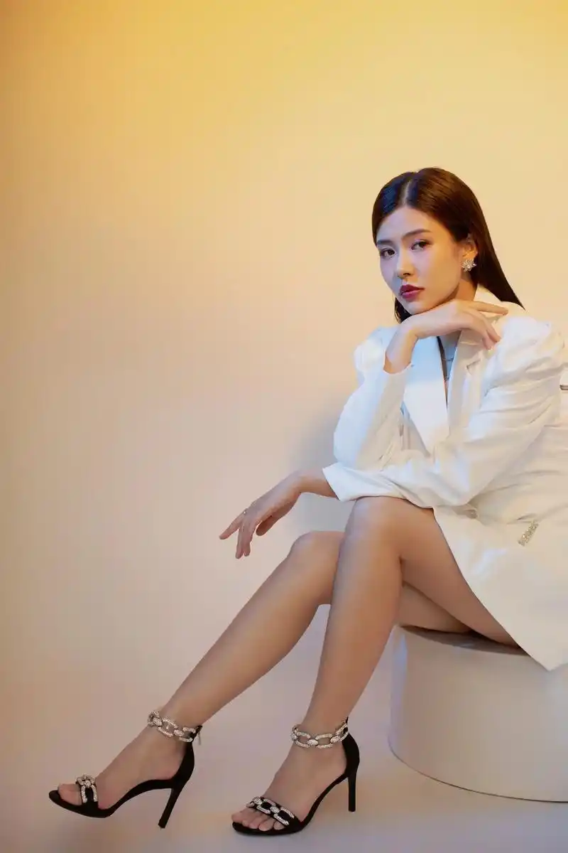 霸气女总裁视觉感超酷白西装