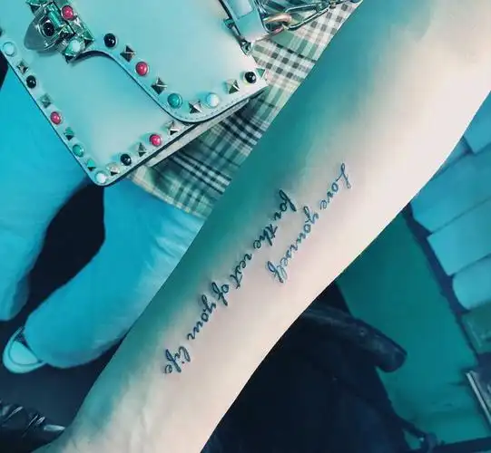 love yourself纹身图片_手臂英文字母纹身图案