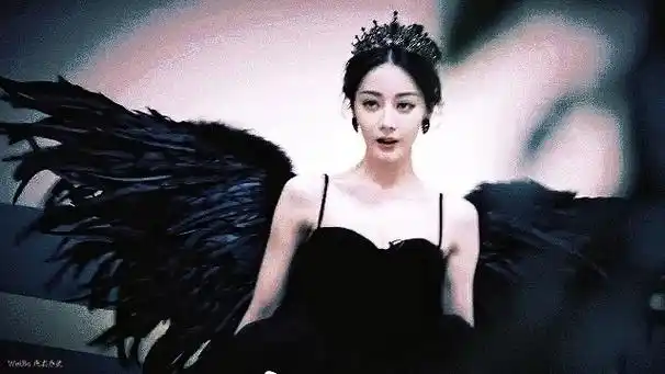 迪丽热巴 · 皇冠黑天鹅949509  #迪丽热巴开始推理吧