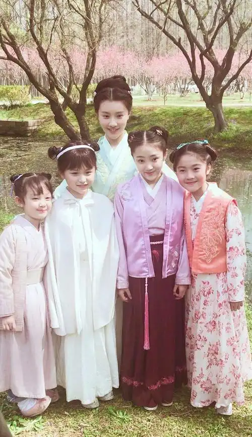 知否小明兰刘楚恬晒少年组全家福剧里勾心斗角剧外欢乐和谐