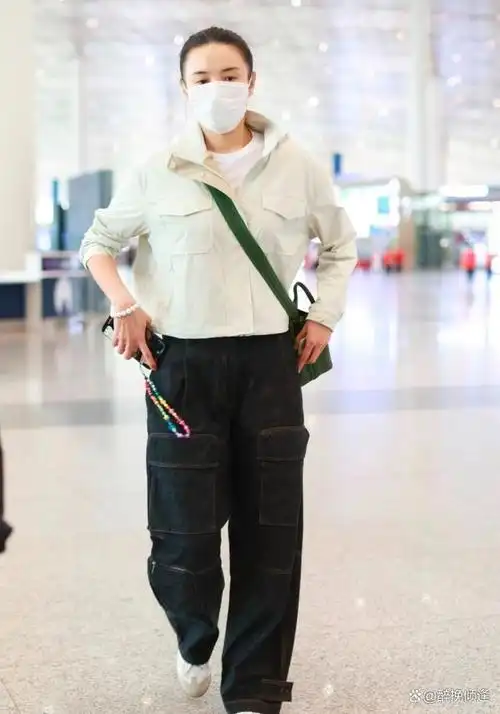 宋佳是中国内地的一位演员,她近日在机场被拍到了丸子头的造型.