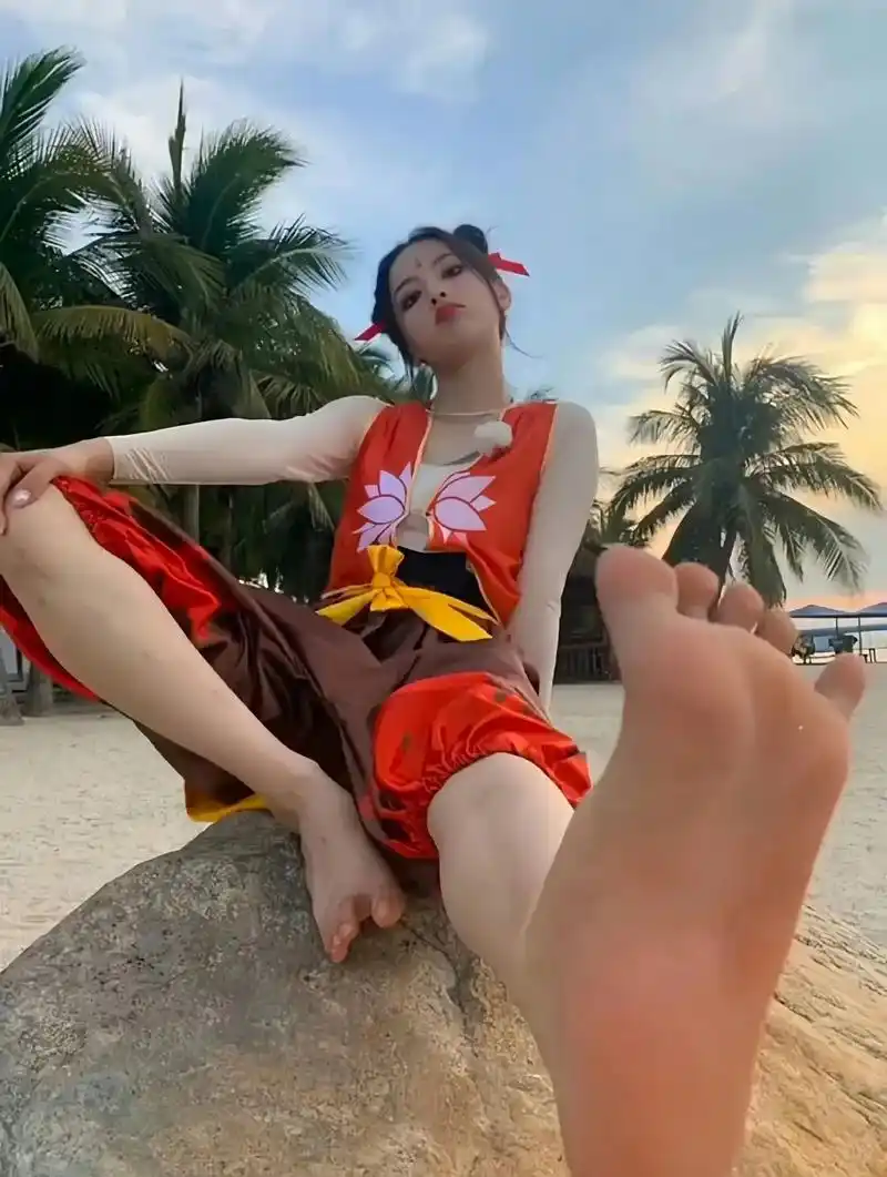 杨超越光脚丫图集#97辣身材 #杨超越 #大长腿 #美女合集 - 抖音