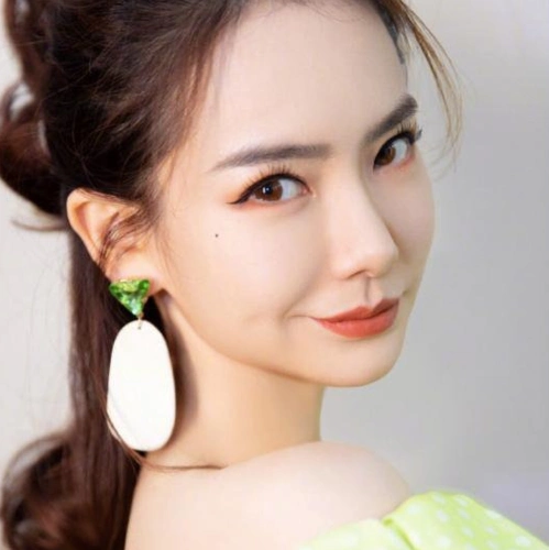 原创难怪戚薇一直化浓妆当她闭上眼睛那一刻双眼皮痕迹亮了