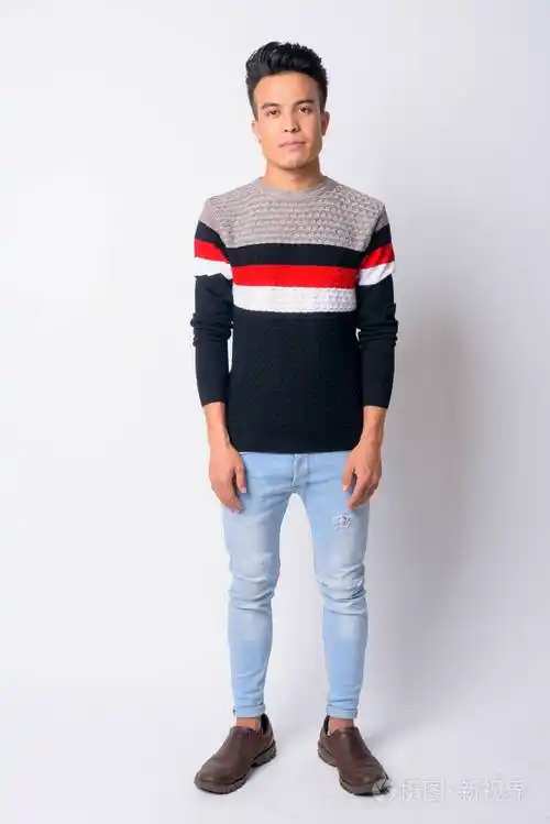 亚洲青年男子全身照