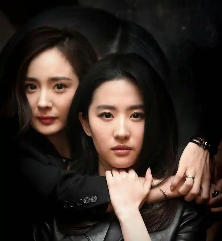 35岁刘亦菲和36岁杨幂站在一起,两人的"差距"瞬间就显现出来了