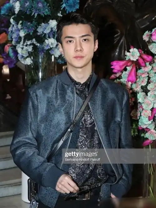 昔日exo小奶包吴世勋日渐发腮长残网友撞脸王一博