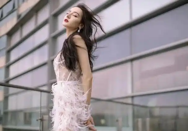 迪丽热巴真大胆,身穿白色镂空羽毛裙如天鹅一般优美动人