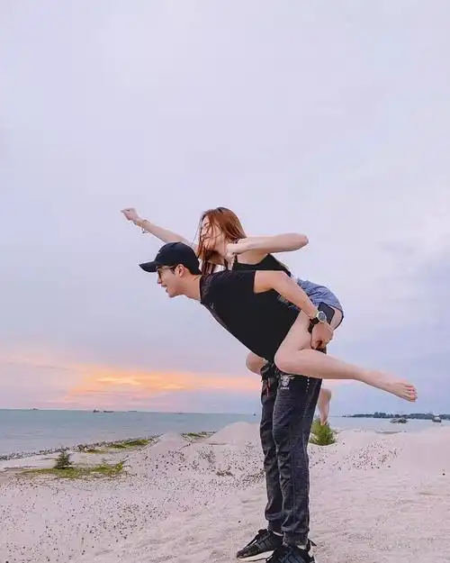 1 搂着,抱着,背着相信情侣在一起时拍照已变成了很平常的事,相爱的