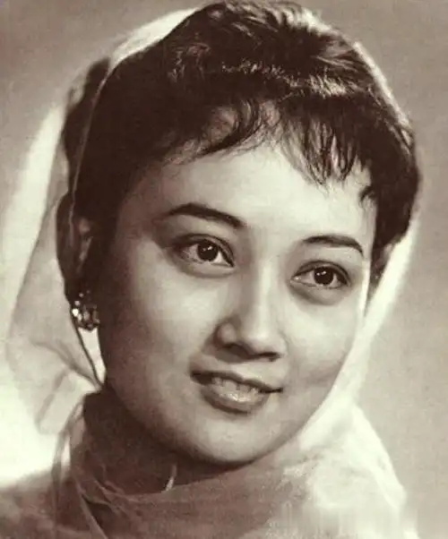 家,1921年出生于辽宁,17岁的时候曾奔赴延安,成为当地话剧团的演员