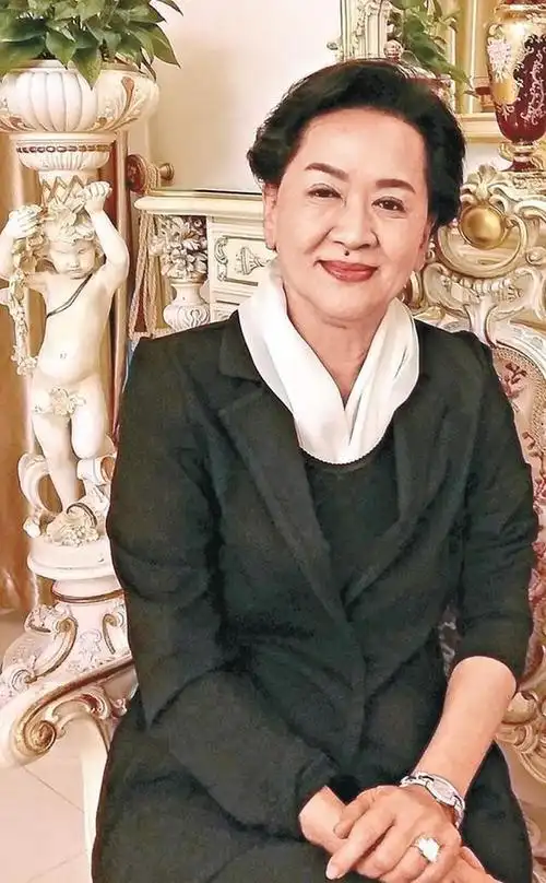 洪金梅:苦等30年,47岁终于嫁入豪门,丈夫却留遗嘱:只给一块钱|谢贤|邓