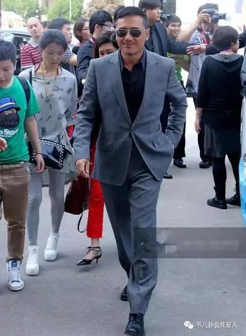 郑少秋和周润发谁的身高高一点,60岁周润发身材逆天