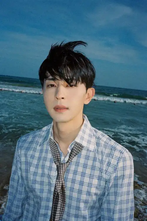 邓伦海岸胶片写真