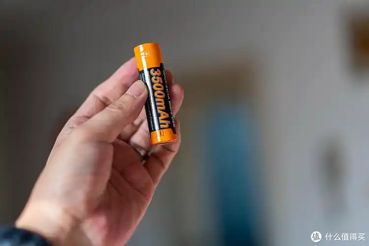 电池拿在手里沉甸甸的,电池上标注着电池容量-3500mah.