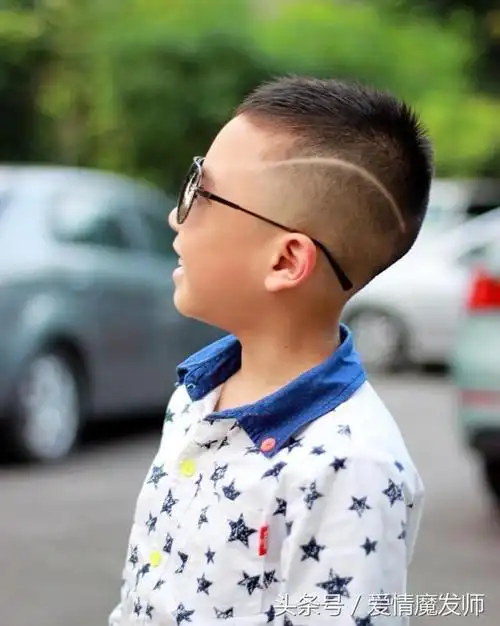 开学了你家宝贝也想剪个帅气的发型!