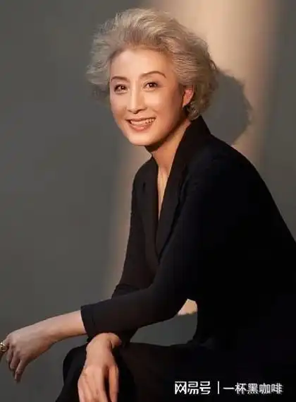 这才是优雅老去的65岁奶奶:白发不染,穿搭体面,不扮嫩也不服老|发型