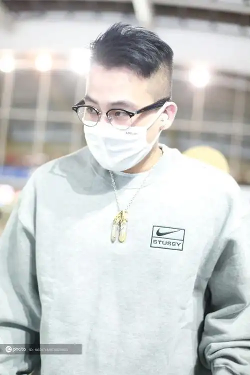 街拍欧豪nike灰色卫衣运动裤拼色帆布鞋时尚运动