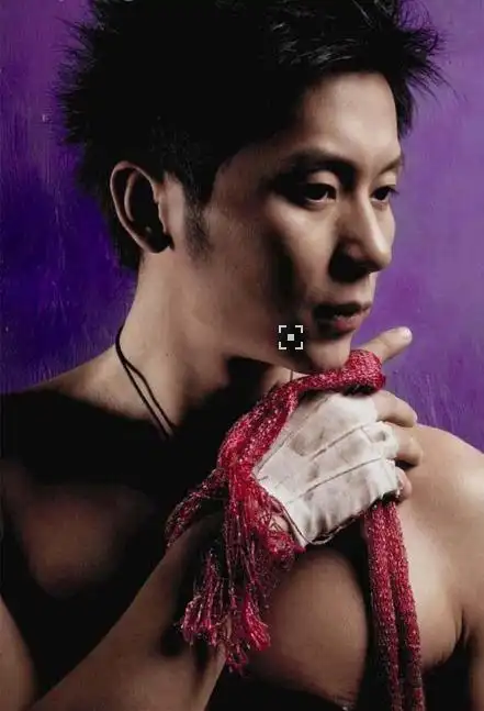 李晨的身材很好,一身的肌肉比牛还壮.