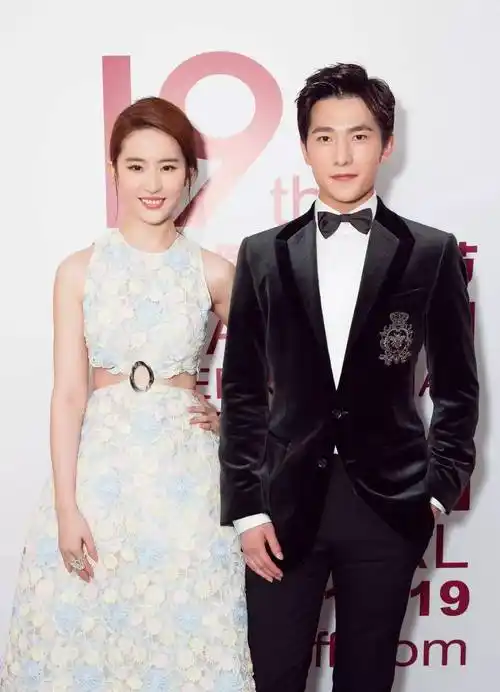 头条刘亦菲杨洋首次共同登封面cp感如何