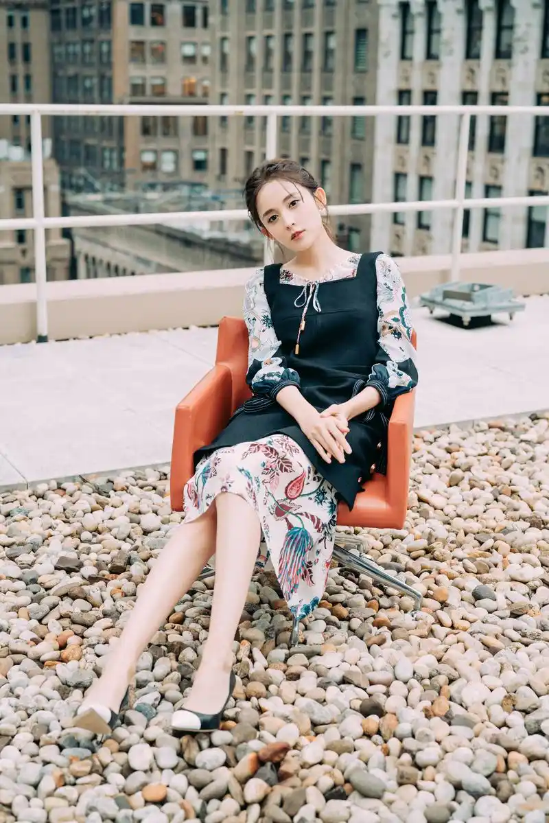 古力娜扎即将亮相纽约时装周toryburch官方微博2019春夏大秀,一袭黑色