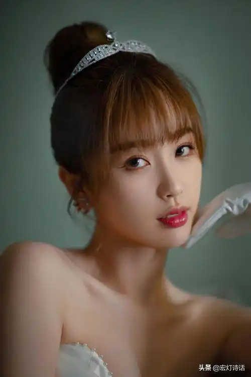 虞书欣写真:万物萧条,你是唯一的一束花香-爱读书