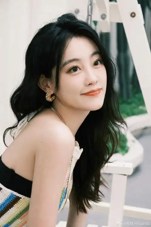 祝绪丹耳别红花随拍##祝绪丹彩色吊带随拍