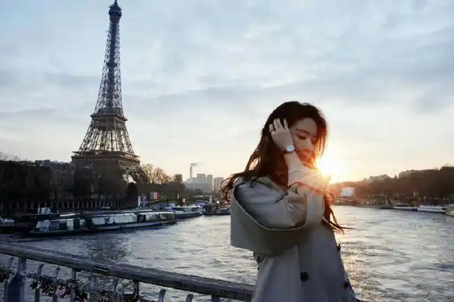 刘亦菲戴面纱#刘亦菲最新一组来自巴黎的街拍大片,埃菲尔铁塔下的