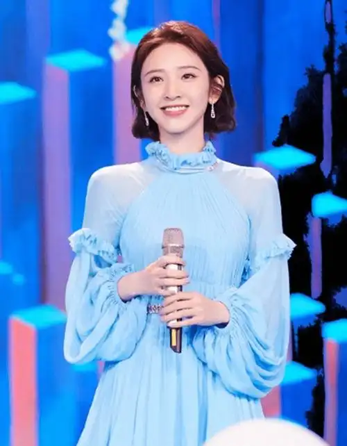 晚会唐艺昕状态爆棚,李沁关晓彤好美,最引人注目的是热巴_白色_女孩