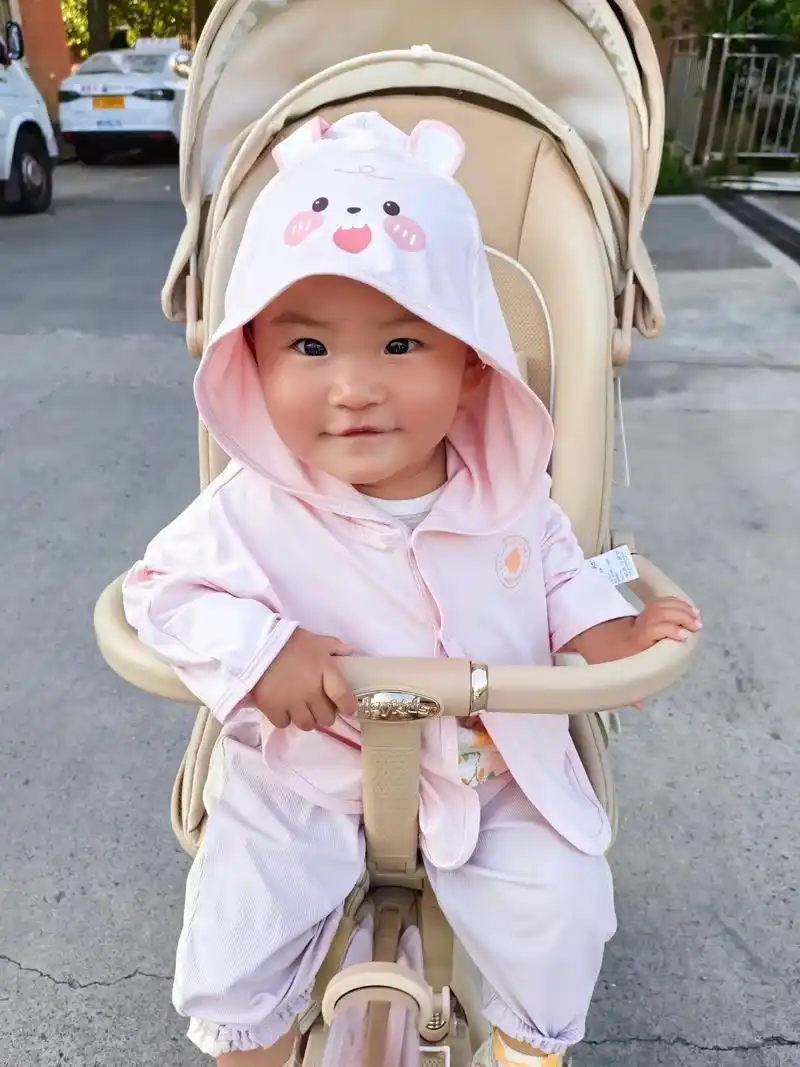 可爱萌娃 🥰🥰👧🏻🥭#我的小女孩 1岁夏天,明媚