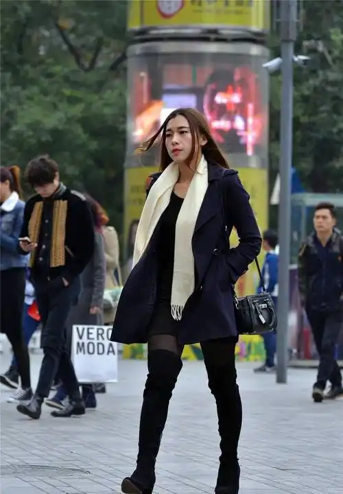 6厘米的黑色粗跟过膝靴,修身的款式,搭配黑色丝袜_美女_感觉_时尚