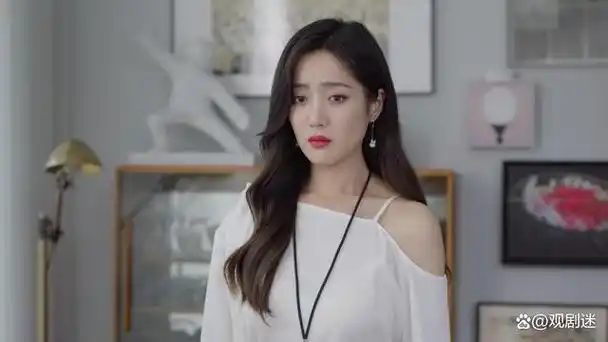 同样演情妇把王梓薇和隆妮放在一起差距就出来了