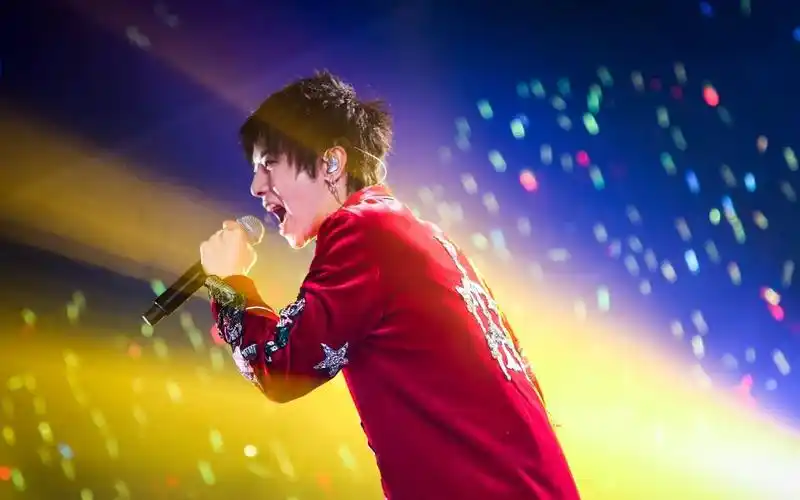 唱歌技巧:一分钟学会音乐鬼才华晨宇的头腔共鸣技巧!