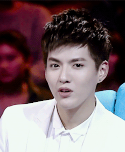 吴亦凡# 【gif】今天又是行程满满的一天,期待各种惊艳亮相!