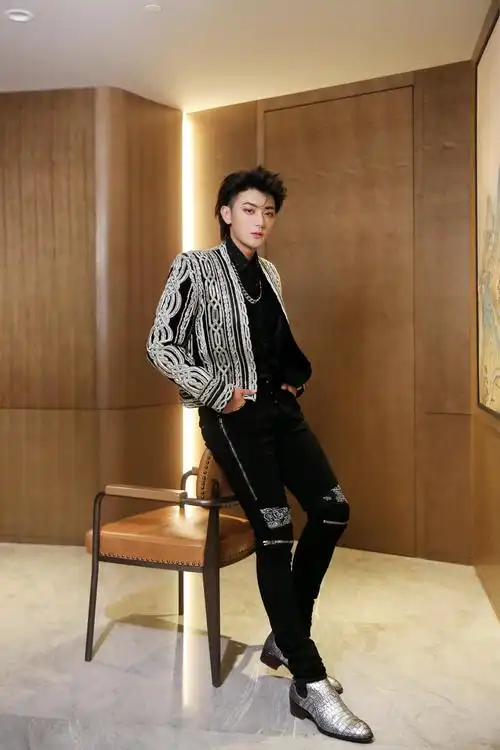 原创"时尚达人"黄子韬,身穿黑色镶钻西装配褐色发型,尽显高贵酷帅