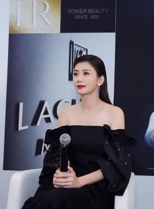 贾静雯一袭时尚黑色露肩礼服出席活动,复古的口红,天生灵动的大眼睛