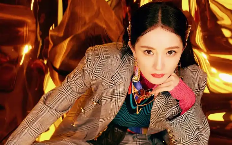 杨幂精致西装霸气高清桌面壁纸