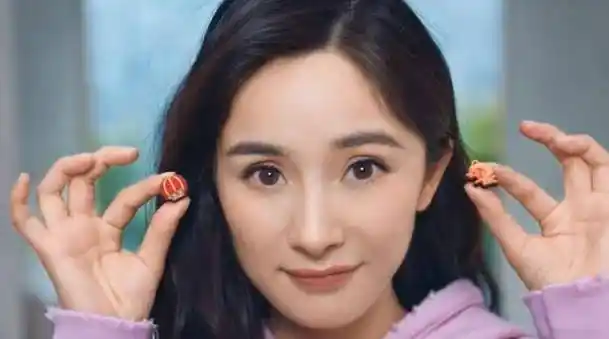 杨幂出道之后,她在圈内的资源都是超一线的,每次出现活动,她给大家的